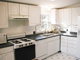 Bright and Cheery Fully Equipped Kitchen