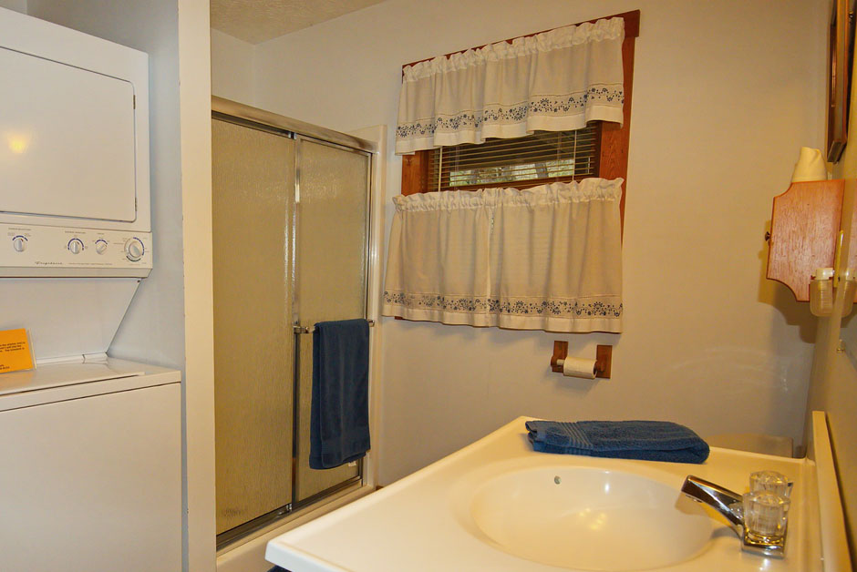 Walnut Valley Cabin bathroom