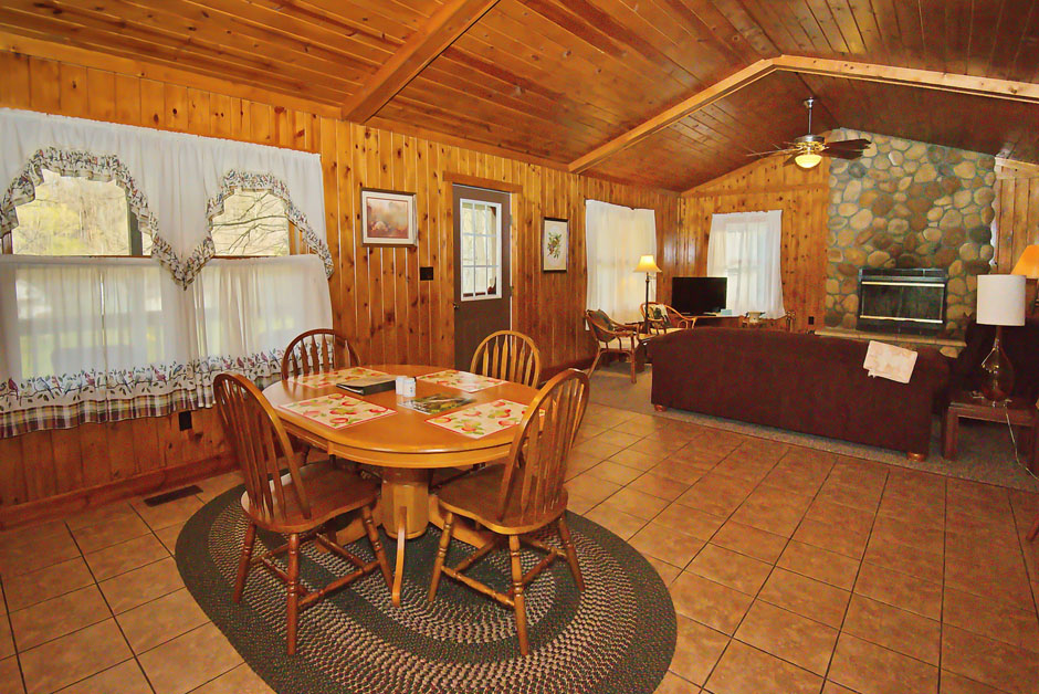 Walnut Valley Cabin diing table