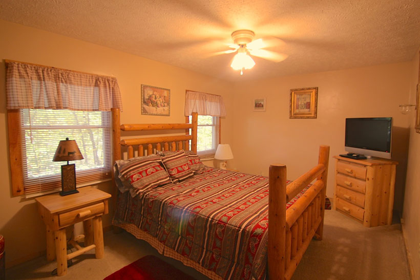 big oak cabin bedroom 1