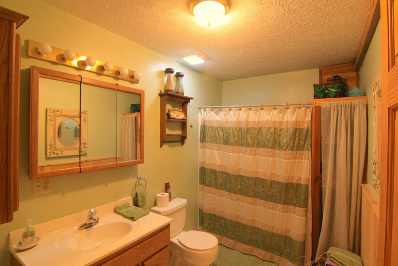 big oak cabin bathoom