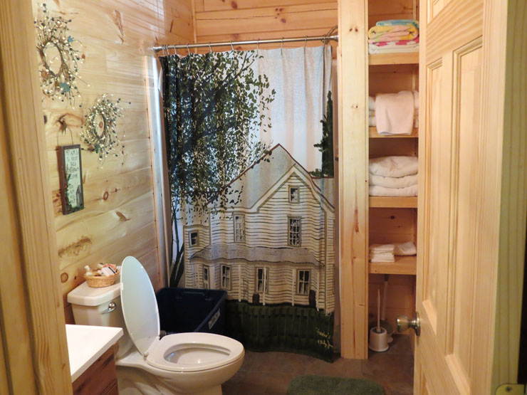 Claddagh Cabin bathroom