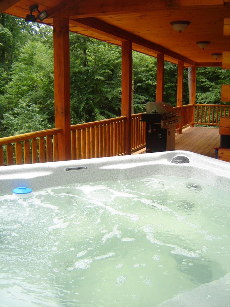 Shamrock Cabin hot tub