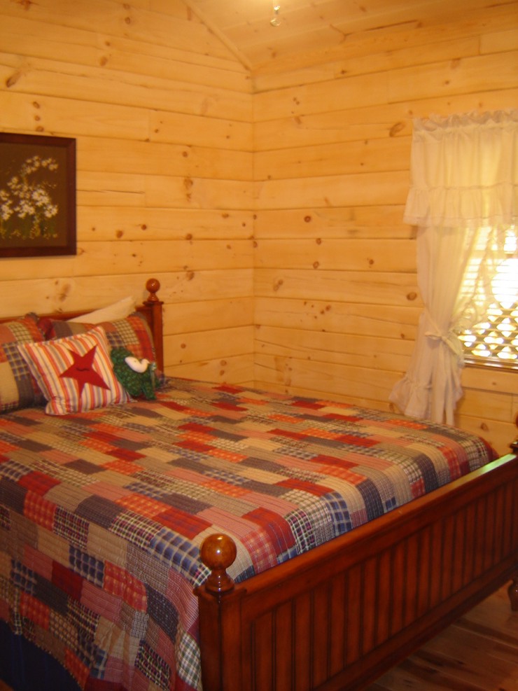 Shamrock Cabin bedroom 2