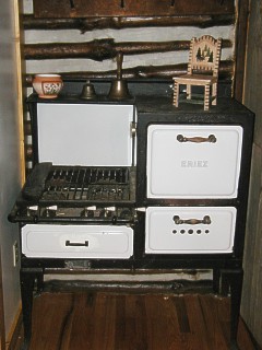 The original wood-burning cook range of the Hunters Lodge